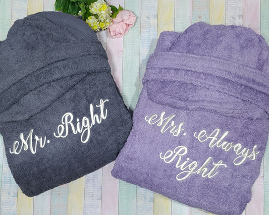 Mr Right, Mrs Always Right - Set of two terry cloth hooded bathrobes for couples - For him and her - Machine embroidered