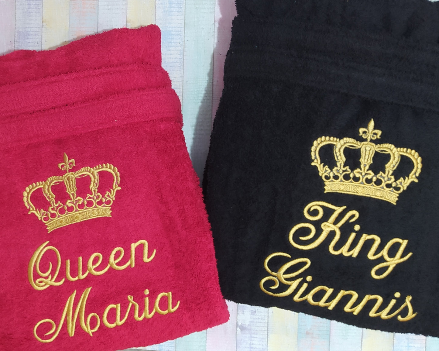 King and Queen with large crowns - Set of two terry cloth hooded bathrobes for couples - For him and her - Machine embroidered